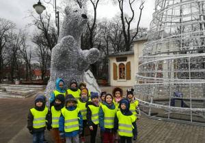 Dzieci wśród świątecznych dekoracji w Parku Miejskim.